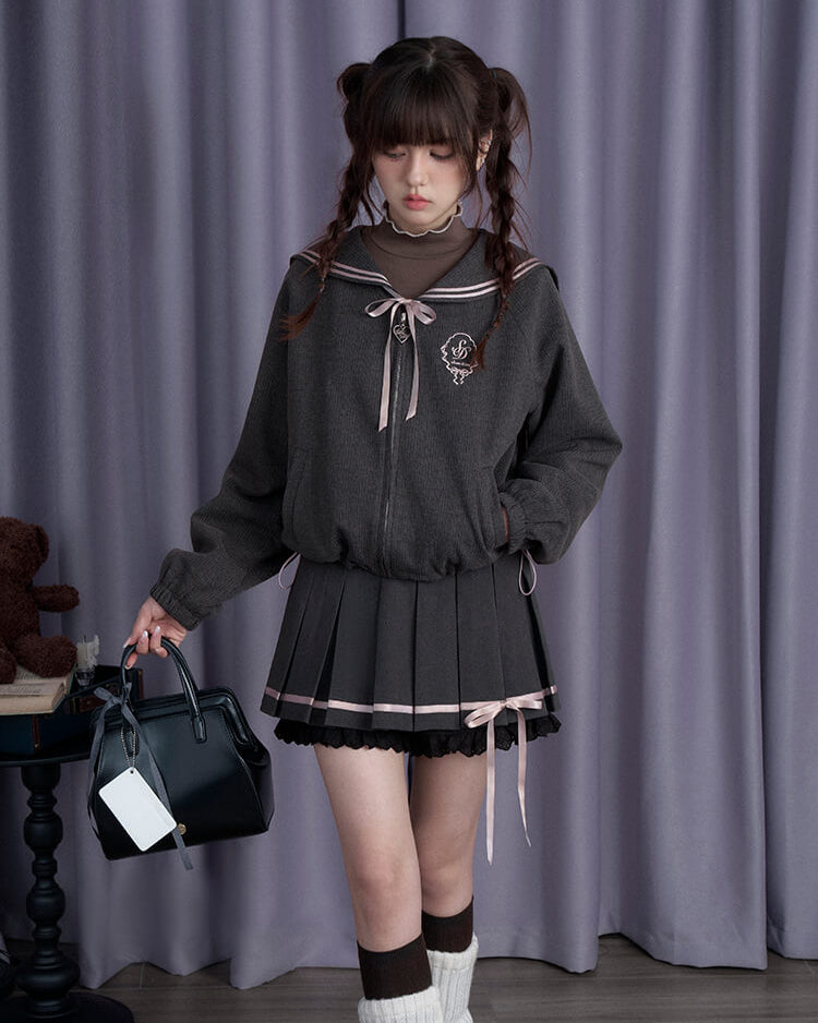 BOW APPLIQUÉ MOCK-NECK RUCHED TOP