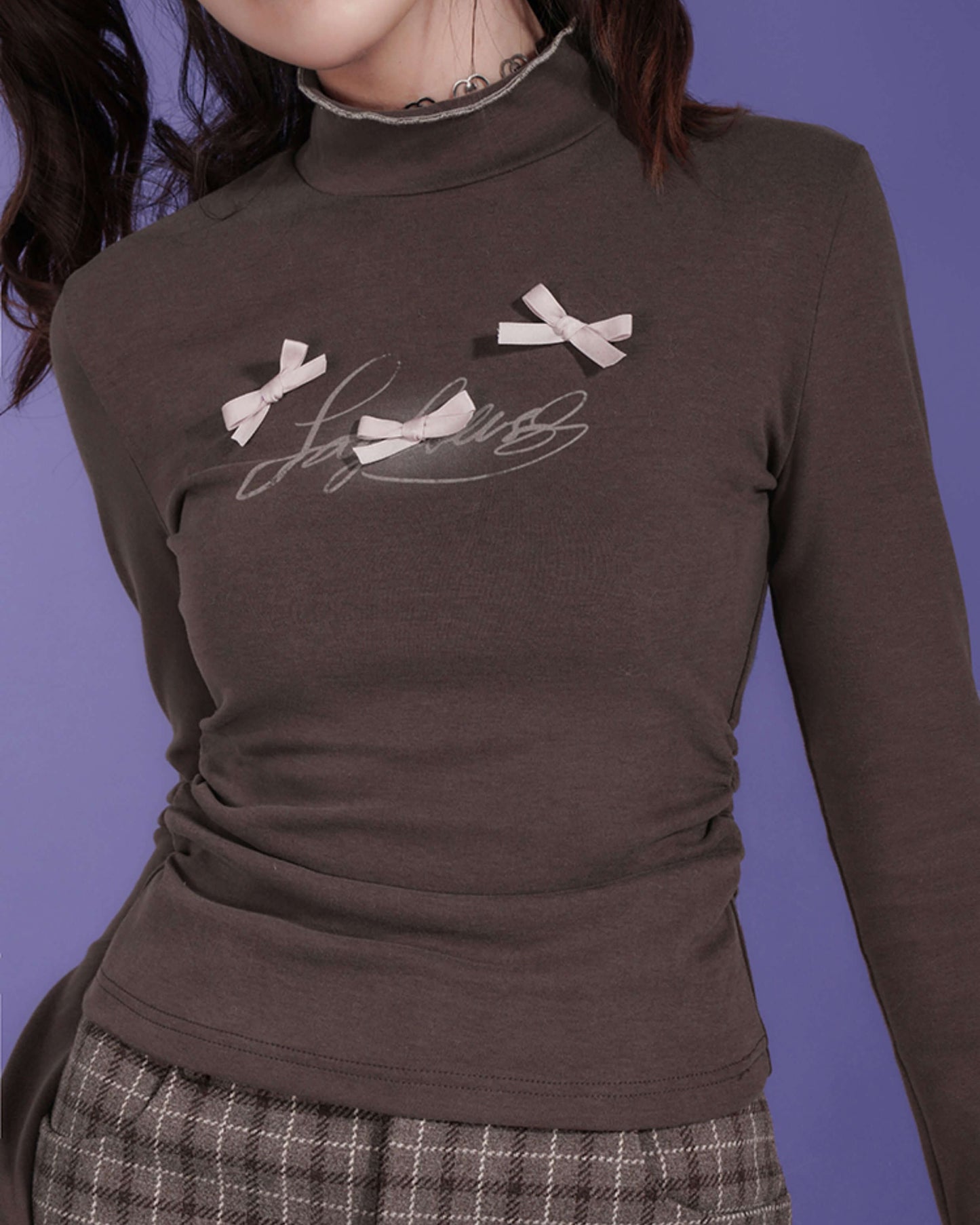 BOW APPLIQUÉ MOCK-NECK RUCHED TOP